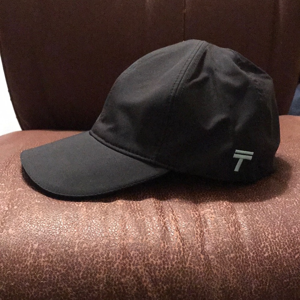 Like New TopKnot Hat Performance Wear Black
